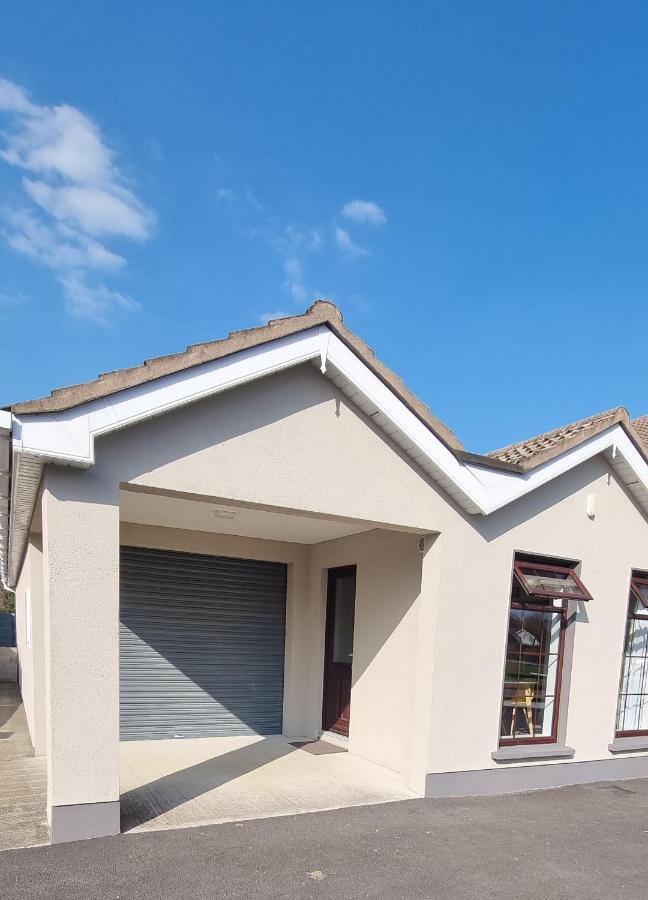 Spacious Curragh 2-Bed Apartment With Own Entrance Brownstown Exterior photo